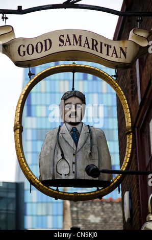 Bon Samaritain enseigne de pub dans Turner Street, Whitechapel - Londres Banque D'Images