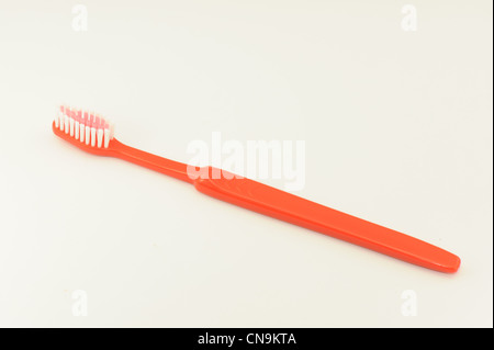 Brosse à dents aux couleurs prises sur un fond blanc Banque D'Images