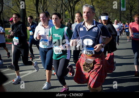 Plus de 10 000 coureurs course autour de Central Park à New York pour le 10K Run l'Ecosse Banque D'Images