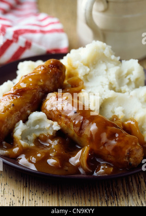 Saucisses et pommes de terre avec sauce Banque D'Images