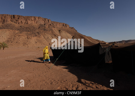 Tentes nomades Berbères traditionnels fabriqués à partir de poils de chameau, ficelle le sud du maroc, Désert du Sahara en Afrique. Banque D'Images