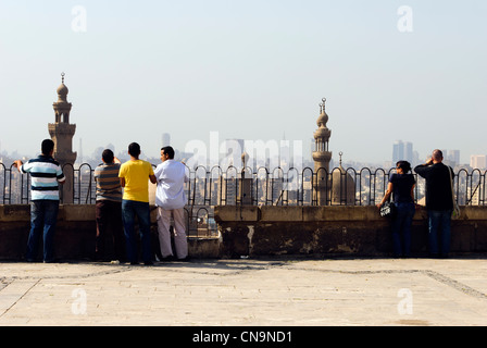 Les touristes à la recherche à l'horizon de la ville depuis la terrasse de la Citadelle de Saladin - Le Caire, Egypte inférieur Banque D'Images