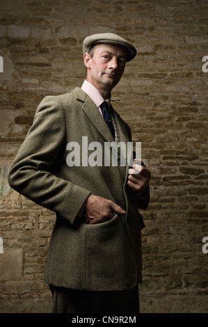 Plus homme marchant dans l'allée sombre Banque D'Images