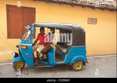 Pousse-pousse à trois roues bleu et le pilote sourire dans la forteresse de Galle au Sri Lanka Banque D'Images