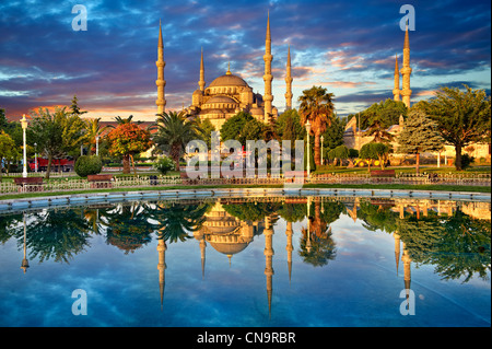 Coucher de soleil sur la Mosquée Sultan Ahmed (Sultanahmet Camii) ou Mosquée Bleue, Istanbul, Turquie. Construit de 1609 à 1616 Banque D'Images