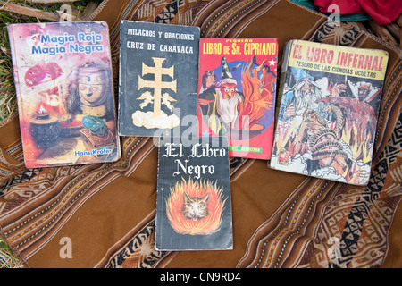 Le Pérou, Cuzco province, Huasao, répertorié comme mystic village touristique, des livres pour les rituels des chamans (curanderos) Banque D'Images