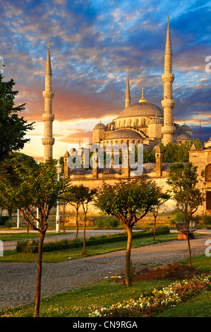 Coucher de soleil sur la Mosquée Sultan Ahmed (Sultanahmet Camii) ou Mosquée Bleue, Istanbul, Turquie. Construit de 1609 à 1616 Banque D'Images