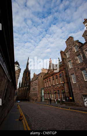 En montant une rue du château d'Édimbourg à high street le long de la Royal Mile. Banque D'Images