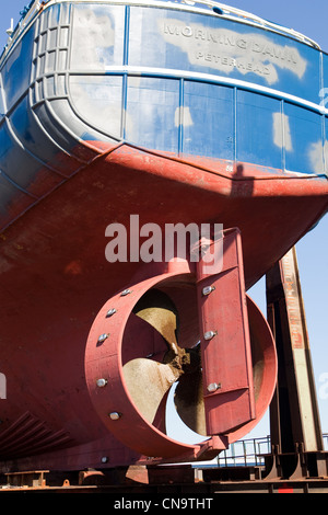 Lames de gouvernail et d'hélice de chalutier dans les chantiers de réparation. Chantiers navals de Peterhead Harbour, Écosse, Royaume-Uni Banque D'Images