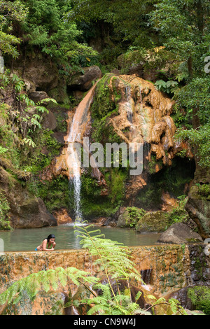 Le Portugal, Açores, l'île de São Miguel, caldeira velha, sulfureuse Hot spring Banque D'Images