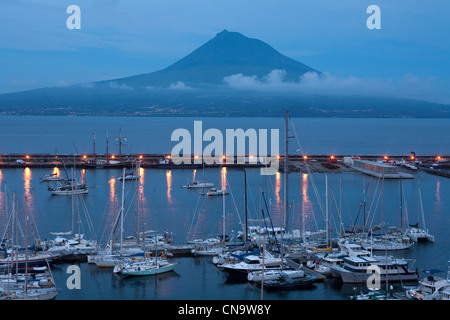 Le Portugal, Açores, île de Faial, Horta, ancrer un voiliers dans le port de plaisance avec en arrière-plan le volcan de Pico, Banque D'Images