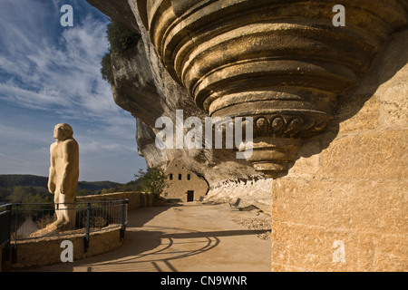 France, dordogne, Périgord Noir, Les Eyzies de Tayac, statue de Les Eyzies, connu sous le nom de Cro Magnon, c'est en fait censée Banque D'Images