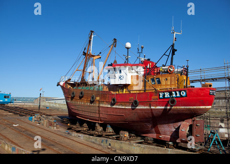 Le chalutier sur cales, en chantier naval à Port Peterhead Écosse UK Banque D'Images