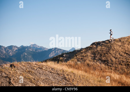 Woman running on dirt path Banque D'Images