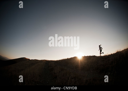 Woman running on dirt path Banque D'Images