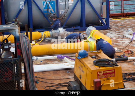 Les soudeurs à bord d'un navire d'approvisionnement de pétrole de souder les pipelines. Peterhead.UK Banque D'Images