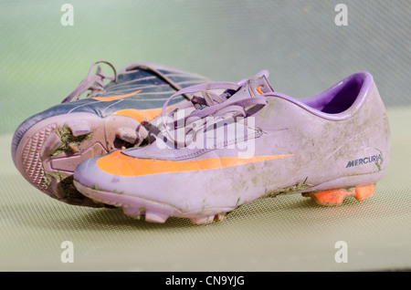 Porté paire de Nike chaussures de foot. Banque D'Images