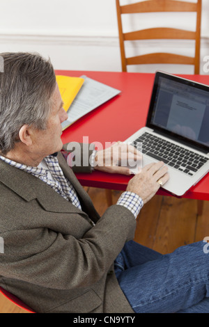 Businessman working on laptop Banque D'Images