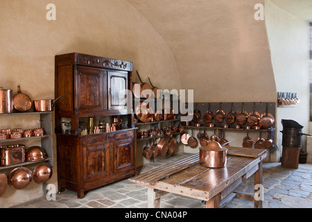 France, Dordogne, Jumilhac le Grand et cuisine de la batterie en laiton médiéval château de Jumilhac Banque D'Images