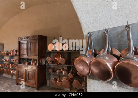 France, Dordogne, Jumilhac le Grand et cuisine de la batterie en laiton médiéval château de Jumilhac Banque D'Images