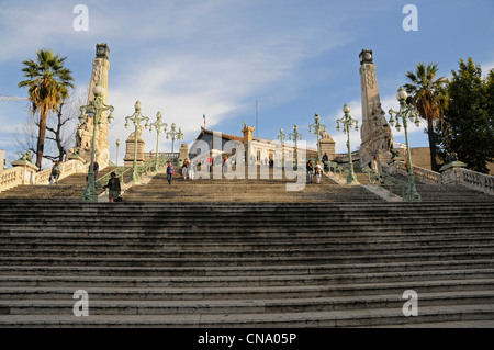 Le monumental escalier menant à la gare principale, la gare de Marseille Saint Charles à Marseille,France. Banque D'Images