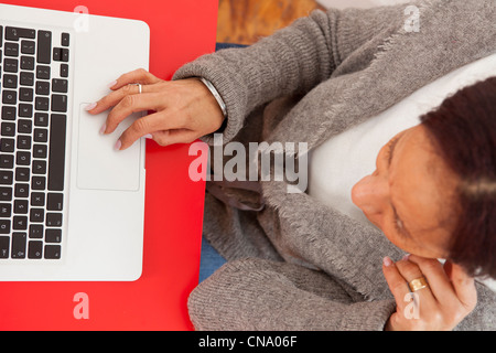 Businesswoman working on laptop Banque D'Images