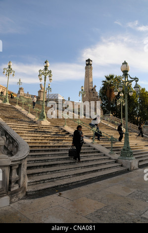 Le monumental escalier menant à la gare principale, la gare de Marseille Saint Charles à Marseille, France. Banque D'Images