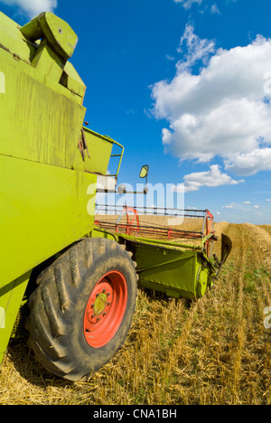 De grands espaces verts au cours de la récolte à la moissonneuse-batteuse Derbyshire Peak District England UK GB EU Europe Banque D'Images