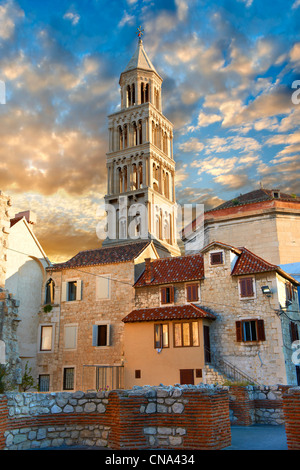 Palais de Dioclétien, le palace, avec le clocher de la cathédrale de St & Doimus 100 4ème octogonal mausolée Romain AD , Split Croatie Banque D'Images