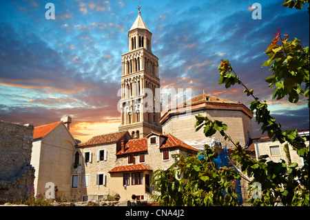 Palais de Dioclétien, le palace, avec le clocher de la cathédrale de St, Doimus Split Croatie Banque D'Images