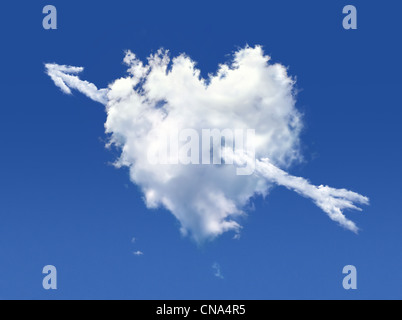 Nuage moelleux de la forme de coeur, sur un ciel bleu profond. Banque D'Images