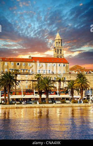 Mur extérieur du palais de Dioclétien, le palace, avec le clocher de la cathédrale de St, Doimus Split Croatie Banque D'Images