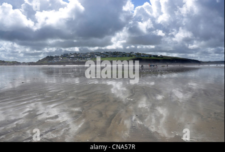 - Hayle Cornwall Bay Beach - voir à Polzeath pointe - reflétée dans la marée descendante sur le sable humide - menace d'une tempête d'été Banque D'Images