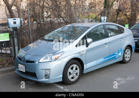 Une Toyota Prius hybride voiture électrique, utilisé par le service des Parcs de la ville de New York, reçoit une charge à une station de charge à Central Park. Banque D'Images