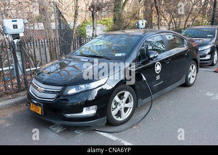 Une voiture électrique hybride Chevrolet Volt, utilisé par le service des Parcs de la ville de New York, reçoit une charge à une station de charge à Central Park. Banque D'Images