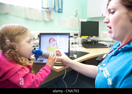 Une jeune fille subit un test de fonction pulmonaire spirométrie UK Banque D'Images