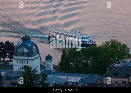 France, Haute Savoie, Evian les Bains, Le Palais Lumière, Centre des Congrès situé dans les antiques thermes de 1902 et la voile de bateau Banque D'Images