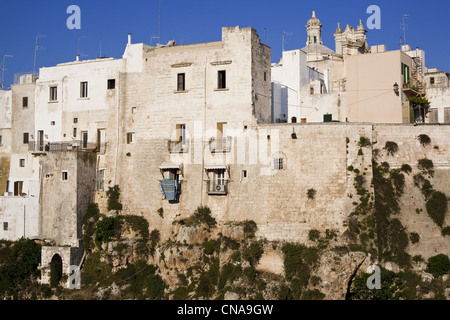 Italie, Pouilles, province de Bari, Polignano a Mare, village construit sur une falaise Banque D'Images