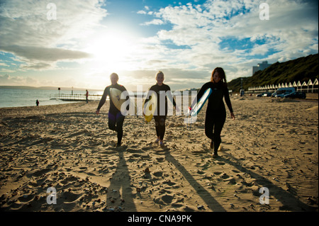 Sur la plage, les surfeurs Boscombe Bournemouth, Dorset Banque D'Images