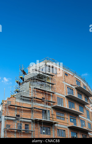 Site de construction construction résidentielle sur une belle journée d'été (tons de couleur libre) Banque D'Images