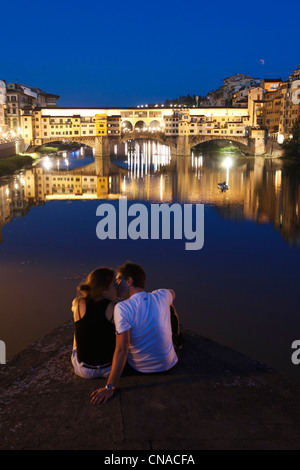 Italie, Toscane, Florence, le centre historique classé au Patrimoine Mondial par l'UNESCO, le Ponte Vecchio au coucher du soleil Banque D'Images