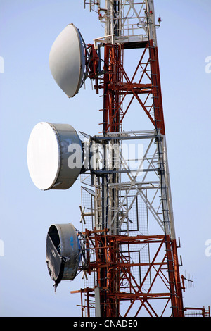 Tour de télécommunication avec des plats des communications téléphoniques sur le mât à Erice, Sicile, Italie Banque D'Images
