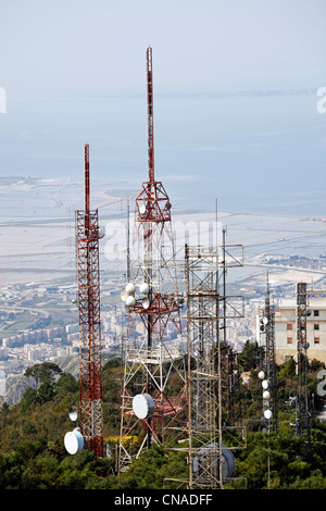 Tour de télécommunication avec des plats des communications téléphoniques sur le mât à Erice, Sicile, Italie Banque D'Images