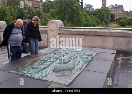 Carte du relief en bronze Edinburgh Scotland UK Banque D'Images