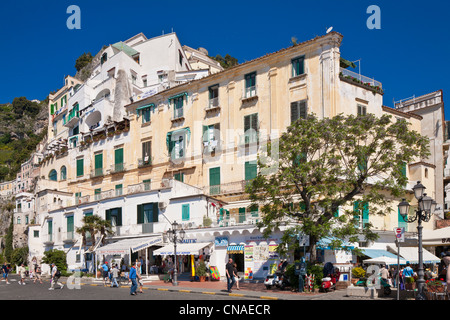 L'Italie, la Campanie, la Côte Amalfitaine, classée au Patrimoine Mondial de l'UNESCO, front de mer d'Amalfi Banque D'Images