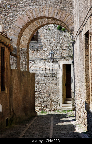 Ruelle étroite et parois en pierre dans la rue Erice, Sicile, Italie Banque D'Images