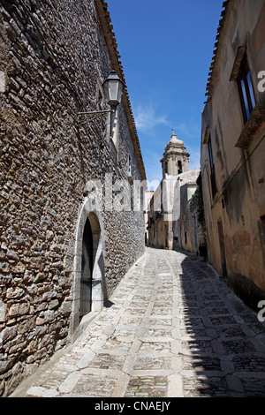 Ruelle étroite et parois en pierre dans la rue Erice, Sicile, Italie Banque D'Images