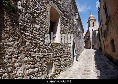 Ruelle étroite et parois en pierre dans la rue Erice, Sicile, Italie Banque D'Images