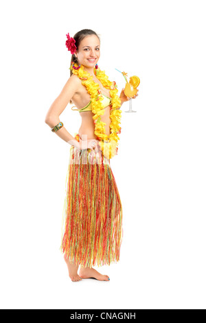 Portrait d'une femme vêtue d'un costume hawaïen holding a cocktail isolé sur fond blanc Banque D'Images