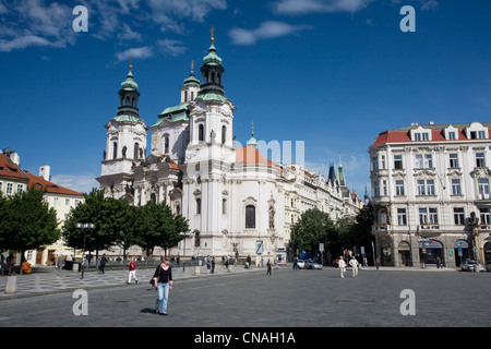 République tchèque, Prague, centre historique classé au Patrimoine Mondial de l'UNESCO, la place de la vieille ville, l'église St Nicolas Banque D'Images